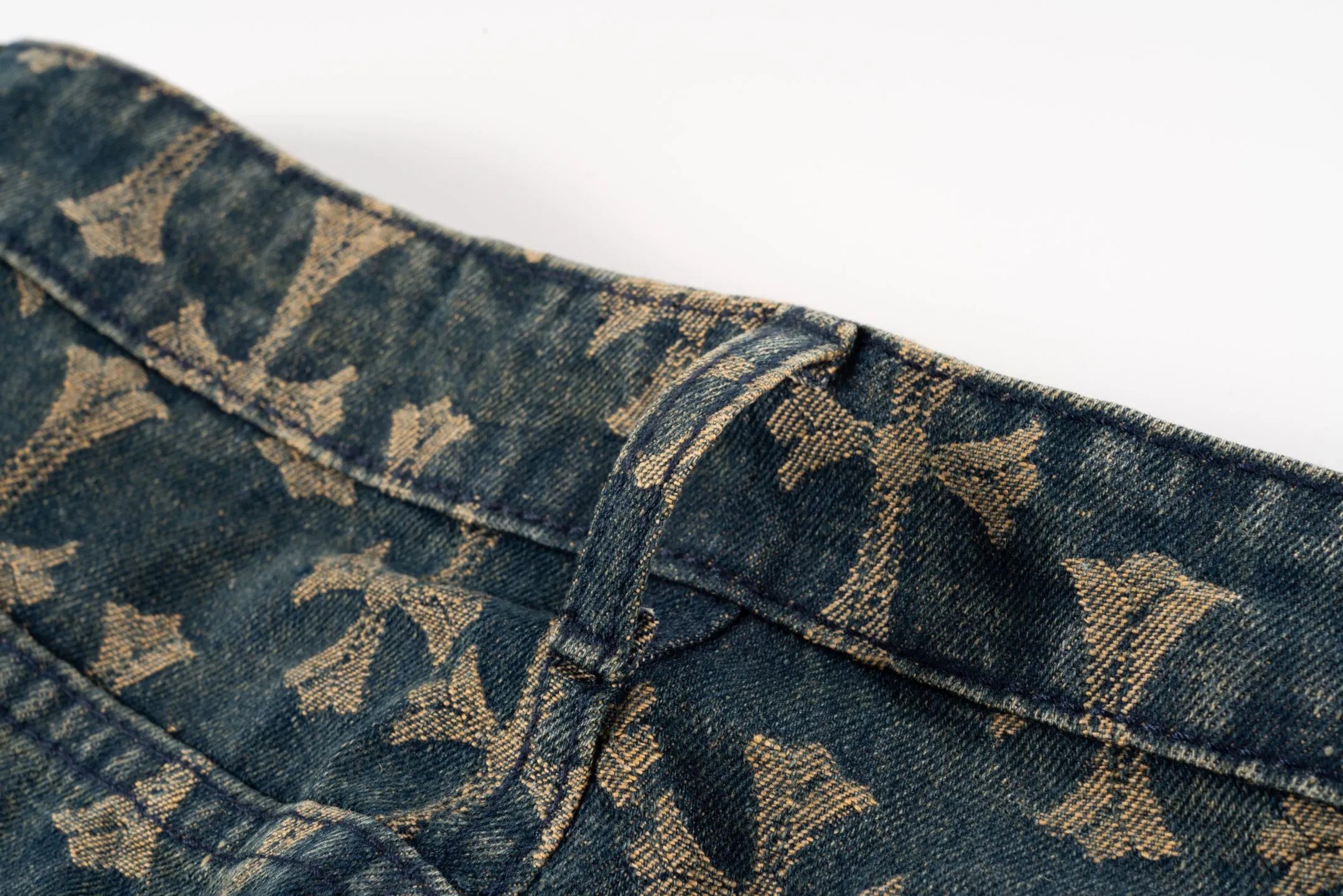 P220 Chrome Hearts｜Chrome Hearts CH all-over printed jacquard bootcut jeans - 2024 autumn new product, the same style as the Internet celebrity star's cross-printed jeans, with unique cross design elements and all-over printing, full of design sense. It is made of 100% denim cotton fabric with heavy coarse yarn count, which ensures a stiff and tough silhouette while being soft, comfortable and breathable. The lapel is designed with silver buttons and is full of texture.  The classic dark yellow cross logo is all over the pants. They are generous and full of personality without being exaggerated. They are perfect for spring and summer!    Custom hardware! Same style for couples!  Three standards are complete, the same style for men and women, non-market ordinary version, feel free to compare and the quality is absolutely guaranteed. Style number: 1652# Color: blue Size: S-XXL (28-36)
